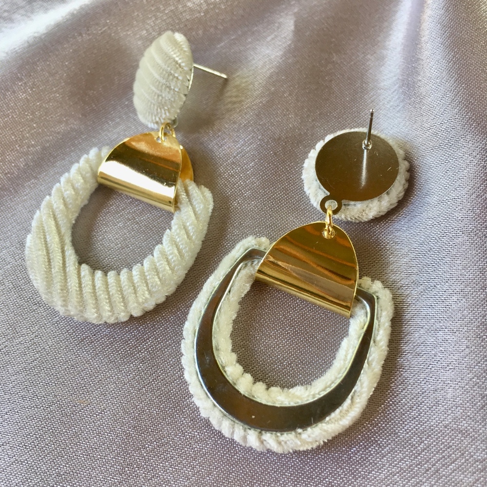 Velvet Cream Faux Fur Gold Bar Stud Earrings - Picture 7 of 7